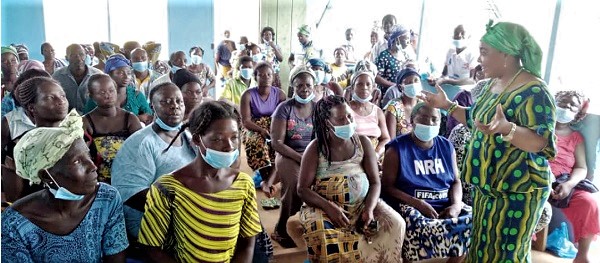 Richlove Amamoo (right) engaging the parents at Kissi